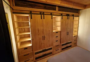 Maßgefertigter Kleiderschrank aus Eichenholz mit offenen Regalen und integrierter Beleuchtung, individuell gefertigt von der Schreinerei MH