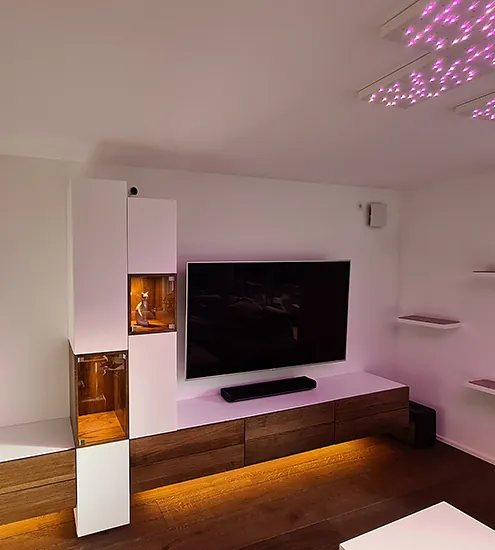 Wohnzimmermöbel mit TV-Wand, Holz- und Weiß-Elementen sowie LED-Beleuchtung – moderner Innenausbau