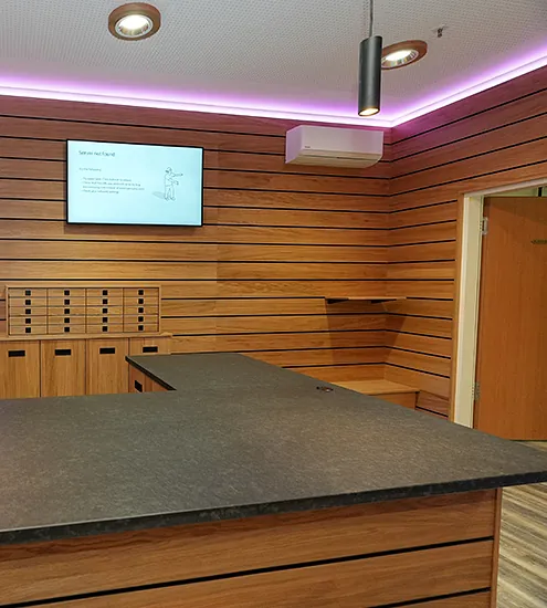 Holzvertäfelter Empfangsbereich mit LED-Beleuchtung – Schreinerarbeit für Hotelausstattung