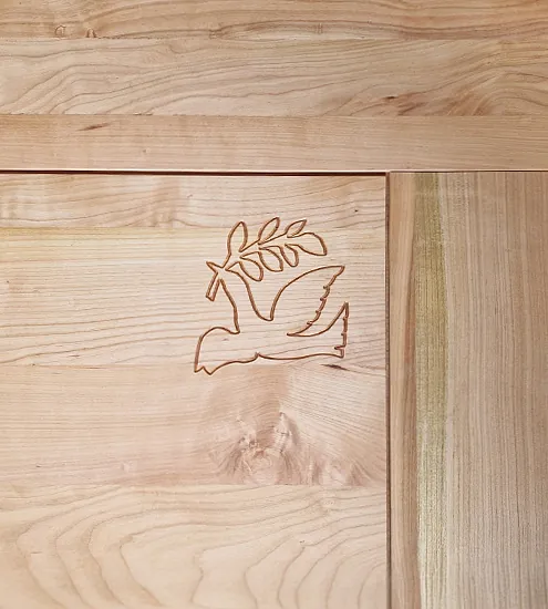 Detailaufnahme Holzschrank mit eingravierter Friedenstaube – individuelle Möbelfertigung vom Schreiner