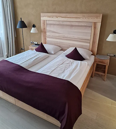 Modernes Doppelbett mit Holzrahmen und Nachttischen – Hotelausstattung nach Maß