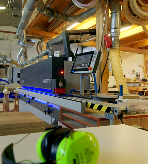 Moderne CNC-Holzbearbeitungsmaschine in der Schreinerei Heinze in Eschenlohe – präzise Möbelanfertigung mit nachhaltiger Eigenproduktion