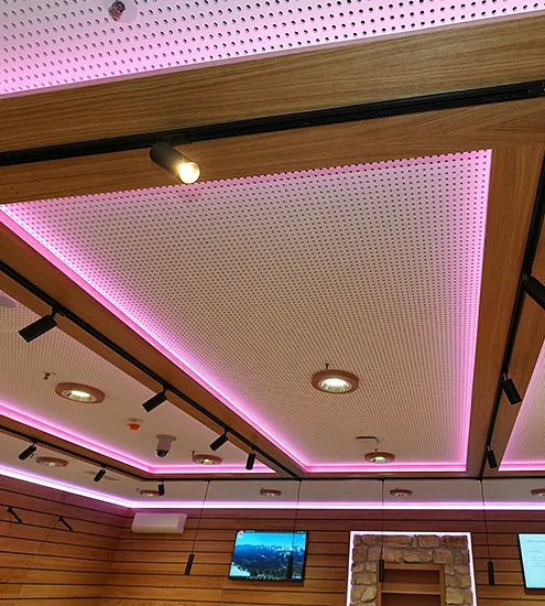 Abgehängte Decke mit LED-Beleuchtung und Holzrahmen – moderne Innenarchitektur vom Schreiner
