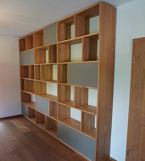 Großes Regalwand-System aus Holz mit offenen Fächern – maßgefertigtes Bücherregal