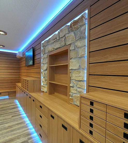 Detailaufnahme Innenausbau mit Holzfronten und LED-Licht – maßgefertigte Schreinerarbeit