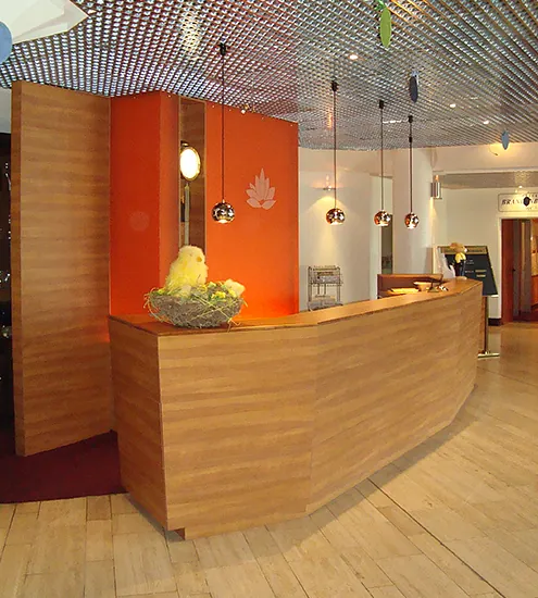 Hotel-Rezeption mit maßgefertigtem Tresen aus Holz – stilvolle Empfangseinrichtung