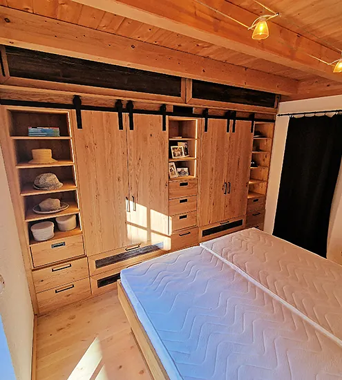 Einbauschrank mit Regalen und Schiebetüren aus Massivholz – individueller Schlafzimmerschrank
