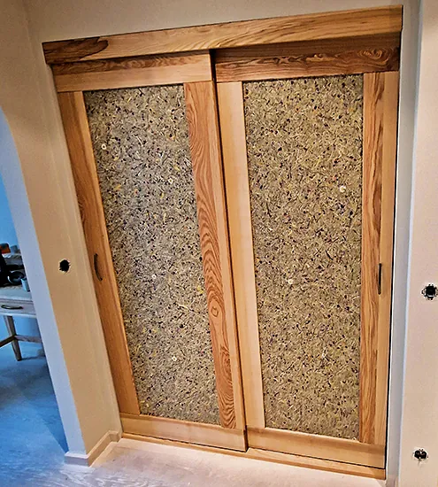 Schiebetüren aus Holz mit natürlicher Füllung – individuelle Raumlösung vom Schreiner