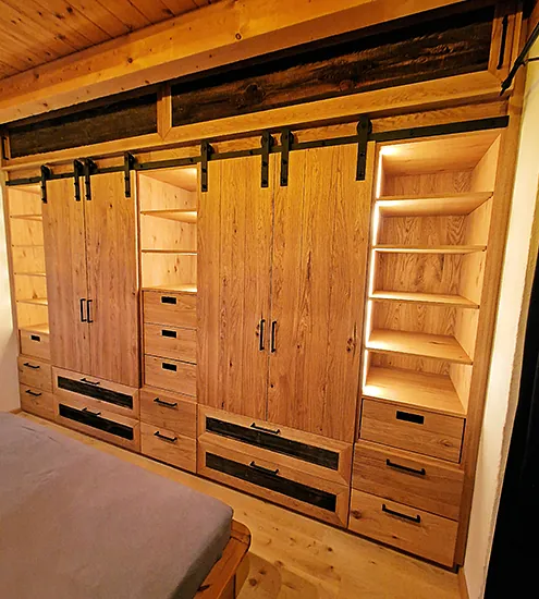 Großer Holzschrank mit Schiebetüren und offenen Regalen – handgefertigte Schreinerarbeit