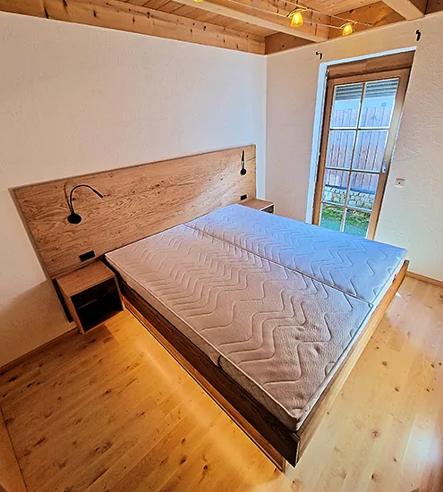 Holzbett mit großem Kopfteil und integrierten Nachttischen – Schlafzimmermöbel nach Maß