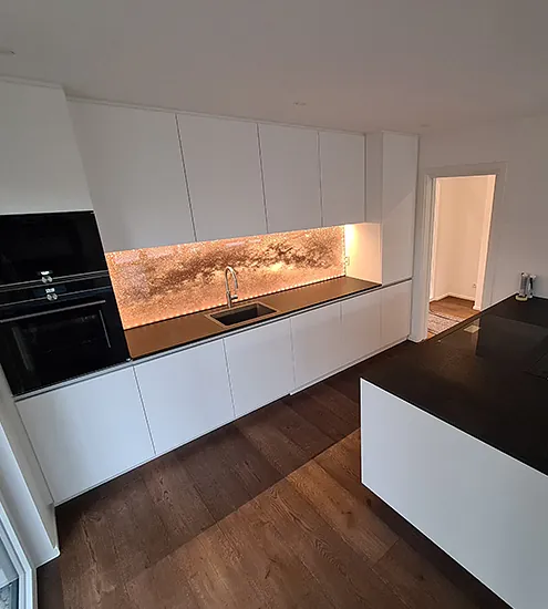 Garderobe mit Holzverkleidung, Sitzbank und Ablage – individuelle Schreinerlösung im Eingangsbereich
