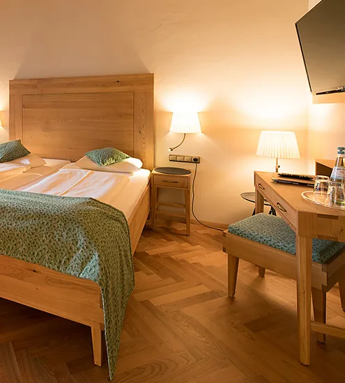 Hotelzimmer mit Doppelbett und Holzmöbeln – maßgefertigte Einrichtung aus der Schreinerei