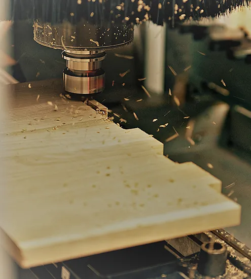 CNC-Maschine fräst Holzplatte millimetergenau – Späneflug in der Schreinerei Heinze in Eschenlohe