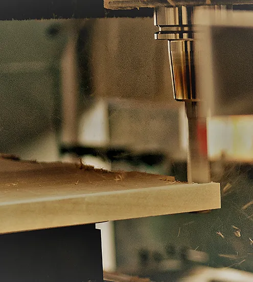 Fräsvorgang an einer Holzplatte mit CNC-Technik – moderne Fertigung in der Schreinerei