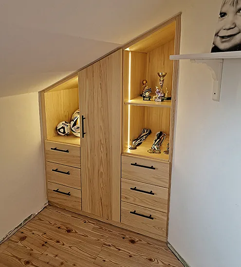 Einbauschrank unter Dachschräge mit Schubladen und offenen Vitrinen – Stauraumlösung nach Maß